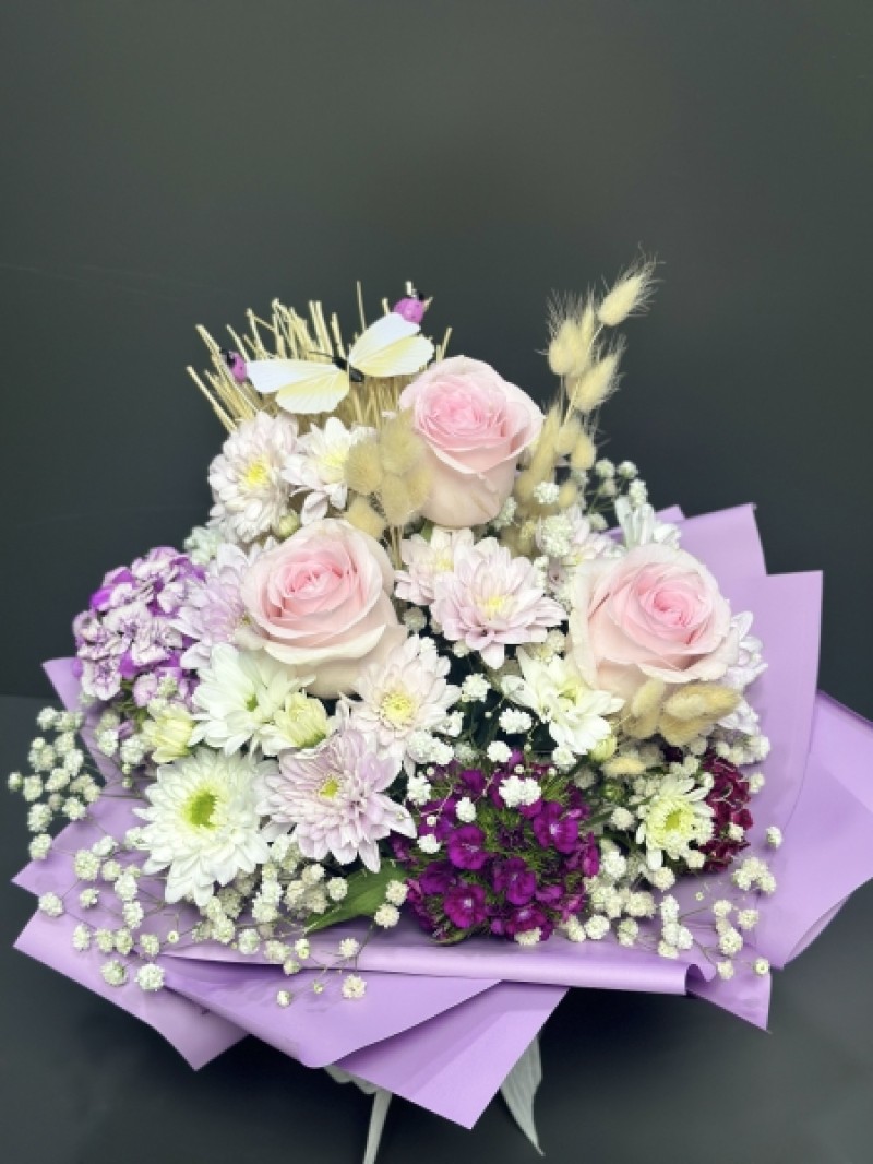 Seramikte çeşitli çiçeklerden tasarım arajman