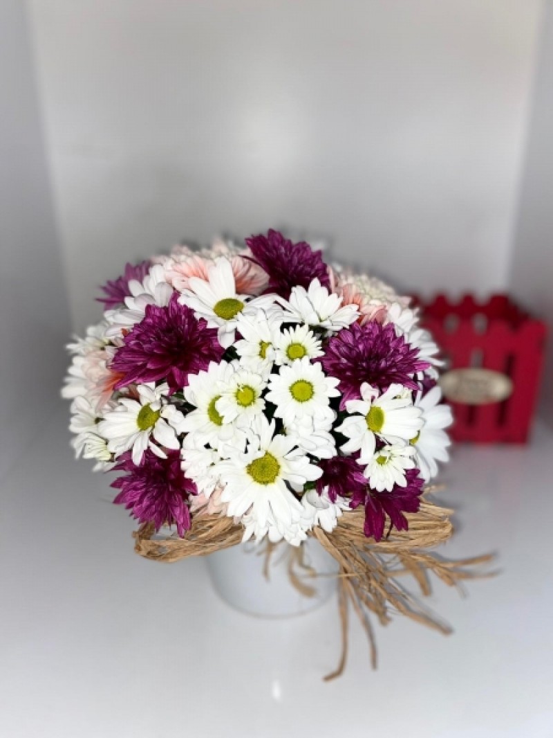 SERMİK VAZODA RENKLİ PAPATYALAR